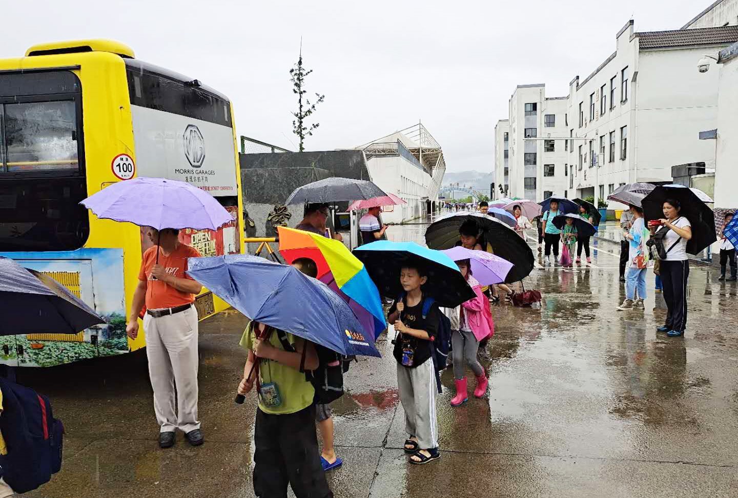 黃山長(zhǎng)運(yùn)汛期加強(qiáng)服務(wù)，保障學(xué)生安全出行