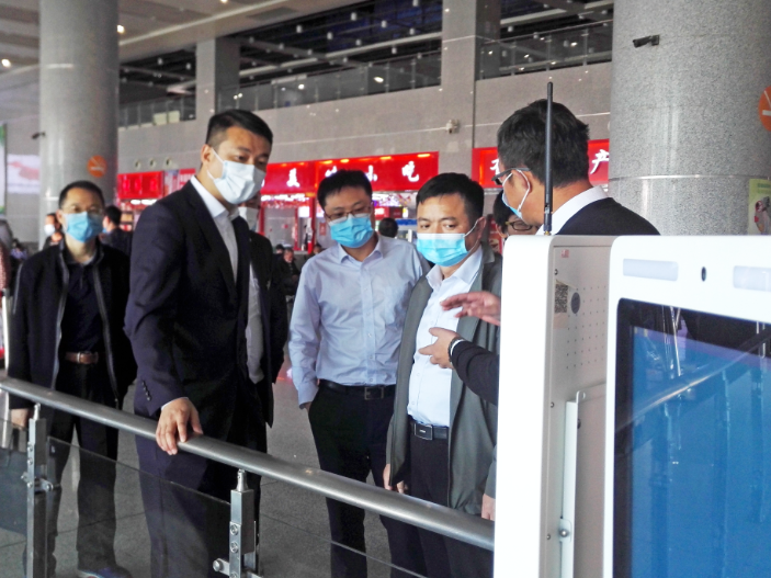 市政公用集團(tuán)副總經(jīng)理郭曉慶一行調(diào)研南昌長途汽車西站