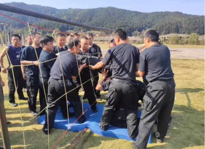 鷹潭長運(yùn)、公交組建防恐維穩(wěn)應(yīng)急隊并開展拓展訓(xùn)練