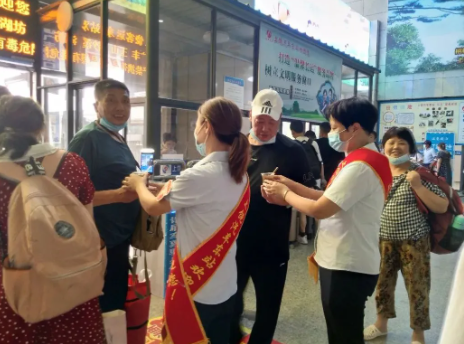 上饒汽運東站為一線職工、旅客送清涼