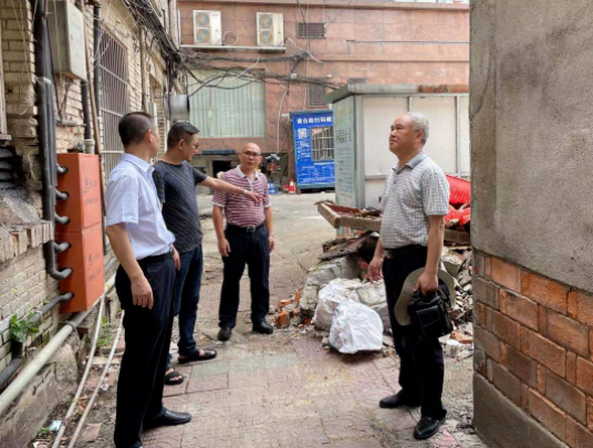 戴豪贛督導(dǎo)長鴻物業(yè)安全生產(chǎn)、疫情防控及危房清退工作