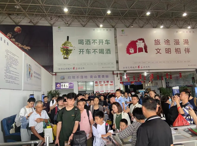 黃山長運:主動出擊 應對暴雨期間客流高峰