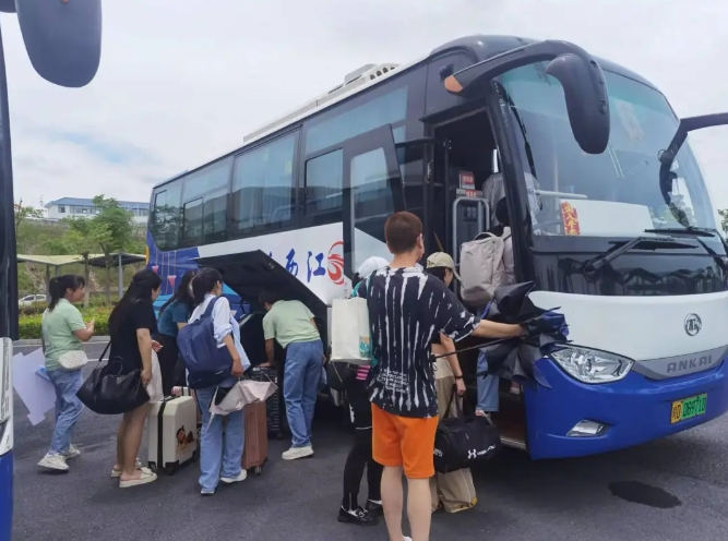 吉安公司:新干長運(yùn)圓滿完成大學(xué)生排舞大賽運(yùn)輸任務(wù)