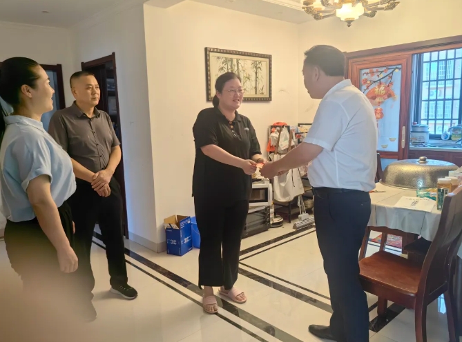 鷹潭長(zhǎng)運(yùn)：“七一”期間走訪(fǎng)慰問(wèn)困難黨員