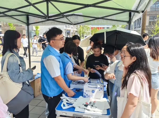 九江長(zhǎng)運(yùn):校園直通車(chē)推廣 熱情服務(wù)不停歇