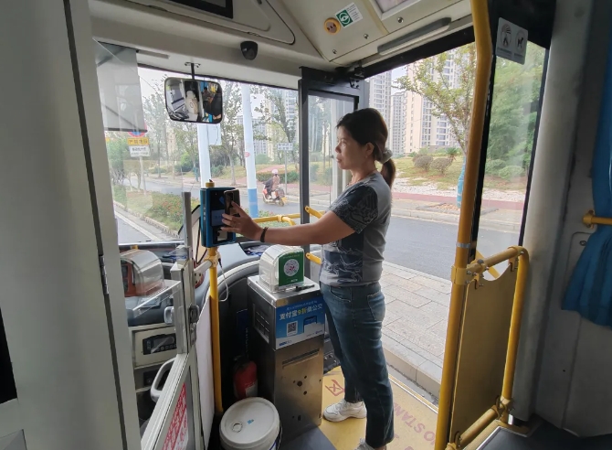 新余公交：開(kāi)展銀聯(lián)手機(jī)閃付乘車(chē)優(yōu)惠活動(dòng)