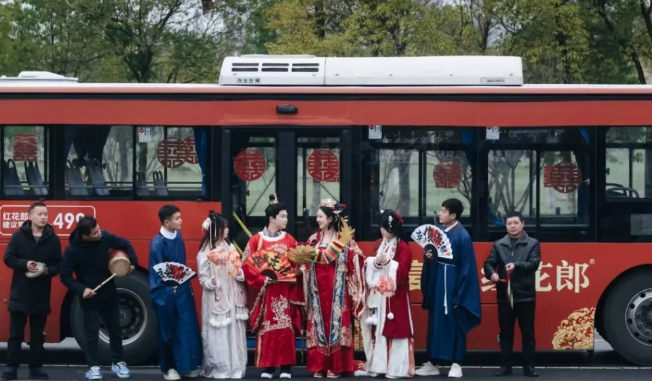 新余公交：公交車變身婚車 開往“下一站幸?！? onmousewheel=