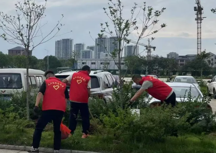 九江長(zhǎng)運(yùn) 開展“美化環(huán)境 黨員先行”志愿服務(wù)活動(dòng)