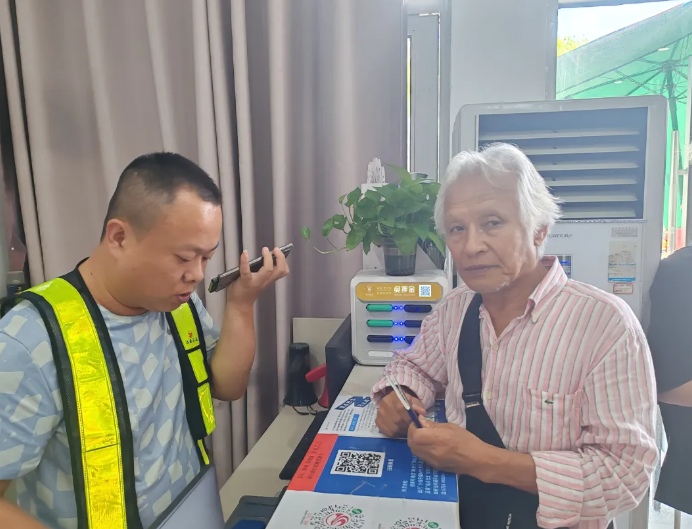 都市城際公交:跨越語(yǔ)言障礙 暖心服務(wù)外籍游客