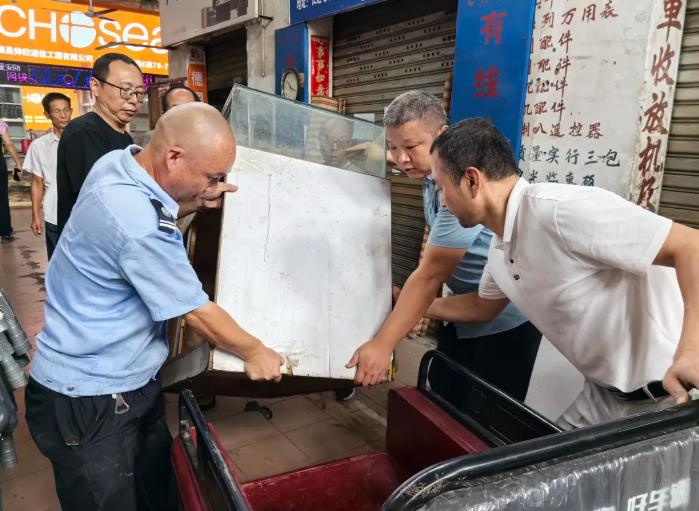 整治市場(chǎng)環(huán)境 清理廢舊車輛