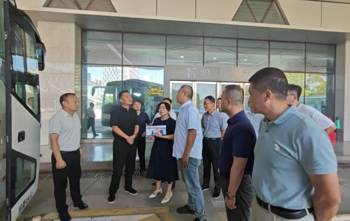 王曉檢查指導(dǎo)老舊車輛翻新工作