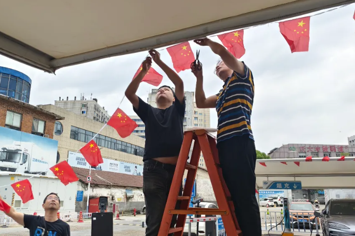 長運(yùn)物業(yè) 停車場里“中國紅”別樣濃！