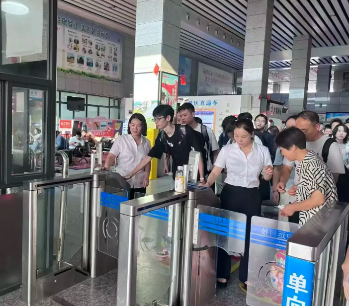 上饒汽運(yùn)：汽車東站“雙節(jié)”客流達(dá)新峰值人潮涌動(dòng)開(kāi)啟出行熱潮