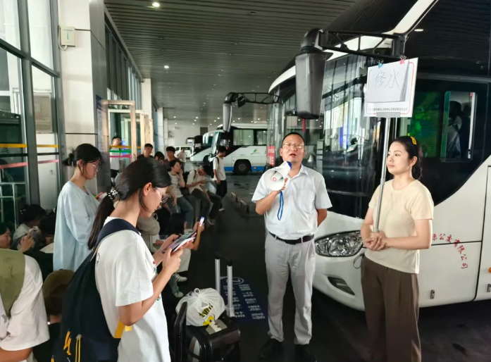 都市城際公交：旅游客運分公司筑牢“雙節(jié)”安全服務雙防線