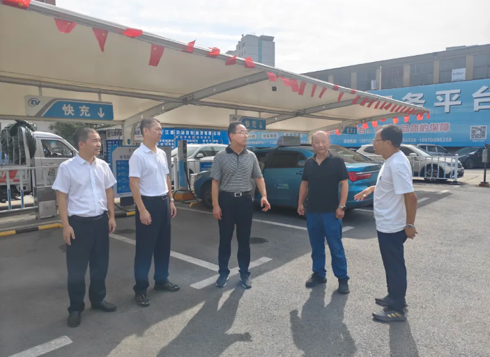 穆孫祥督導(dǎo)長運物業(yè)、都市城際公交節(jié)日安全生產(chǎn)工作