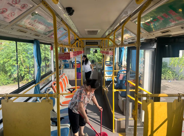 服務(wù)質(zhì)量“百日”攻堅(jiān) || 新余公交：多線路聯(lián)動(dòng) 開展機(jī)動(dòng)車大掃除