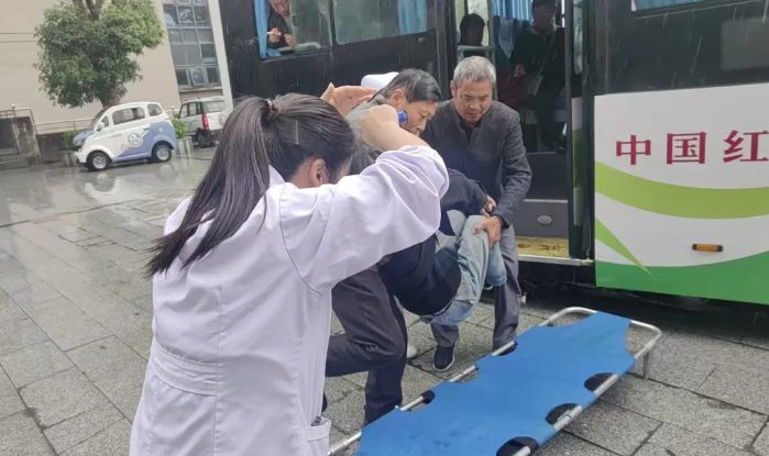 暖新聞 || 黃山長運：公交車秒變“救護車”！一場與時間賽跑的生命救援在城鄉(xiāng)道路上悄然上演