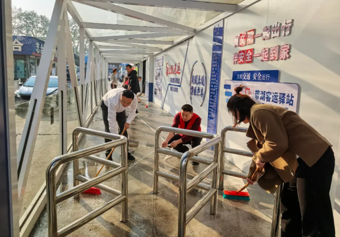 上饒汽運：攻堅人行道頑固污漬 擦亮帶湖驛站服務“門面”